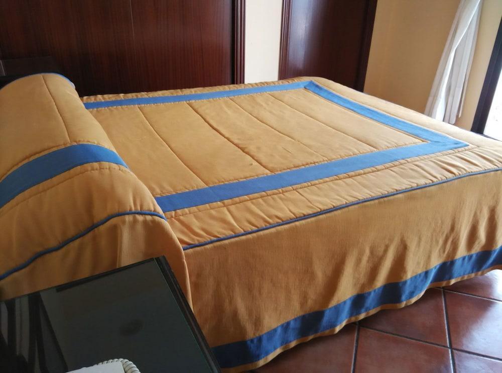 Hotel Calderon เซเนส เด ลาเบกา ภายนอก รูปภาพ